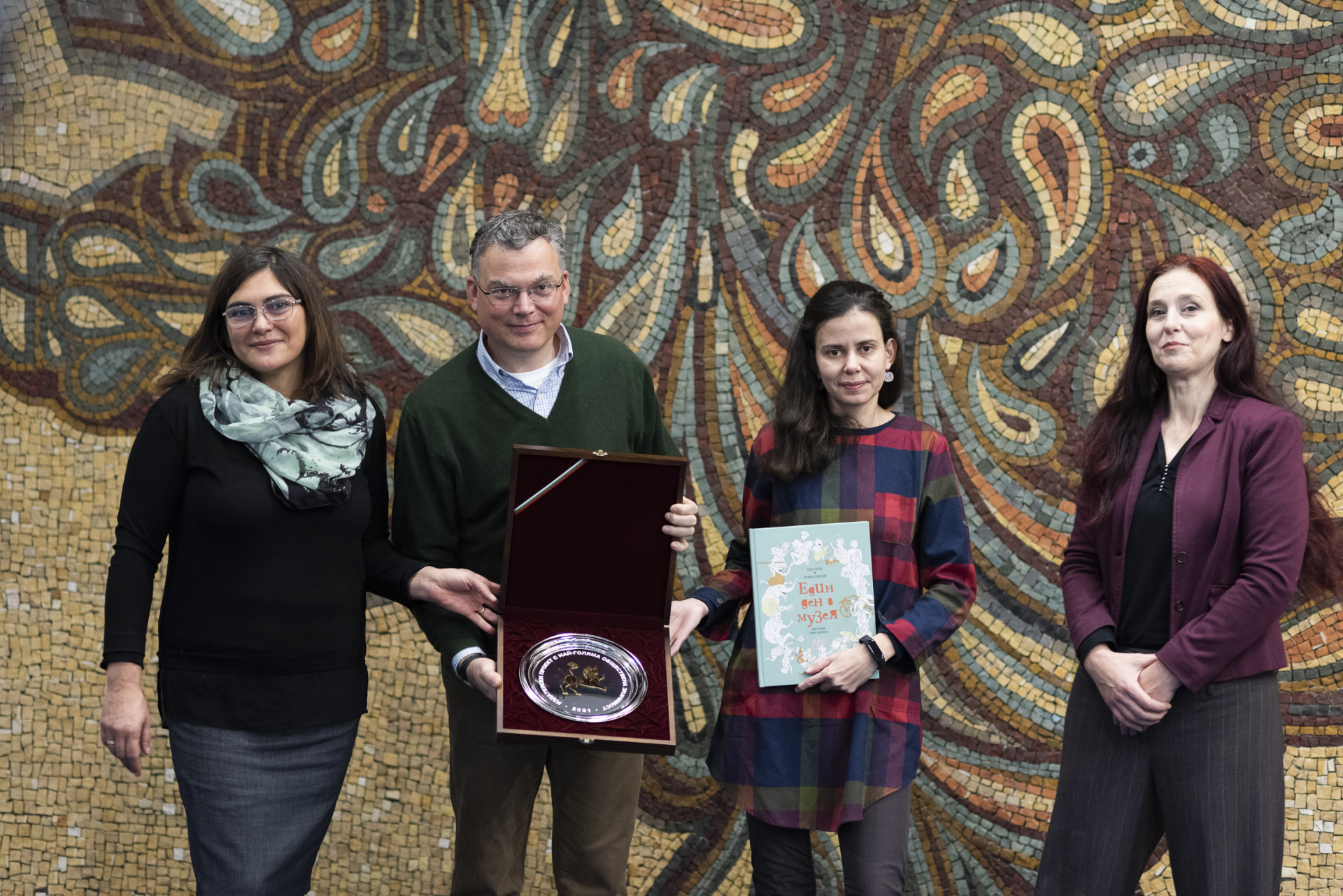 Асоциация „Българска книга” обяви годишните награди „Златен лъв” за 2021 г. в две категории