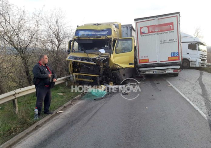 Два тира се помляха край Полски Тръмбеш, има ранен СНИМКИ