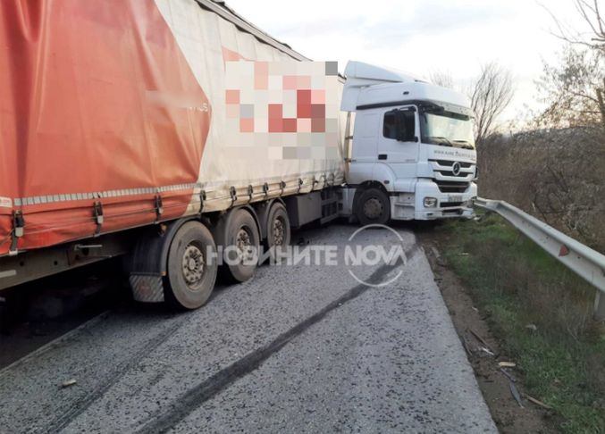 Два тира се помляха край Полски Тръмбеш, има ранен СНИМКИ