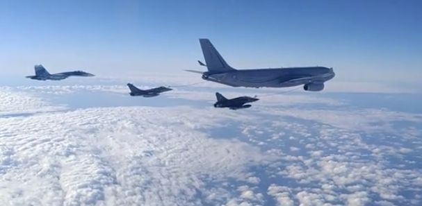 Зрелище: Руски Су-27 съпровождат 5 самолета на САЩ и Франция над Черно море ВИДЕО 