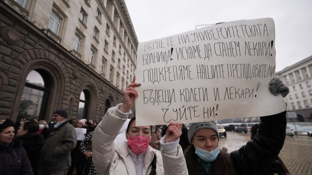 Лекари от болница „Лозенец“ протестират под прозорците на Кацаров, Радев и Янев 