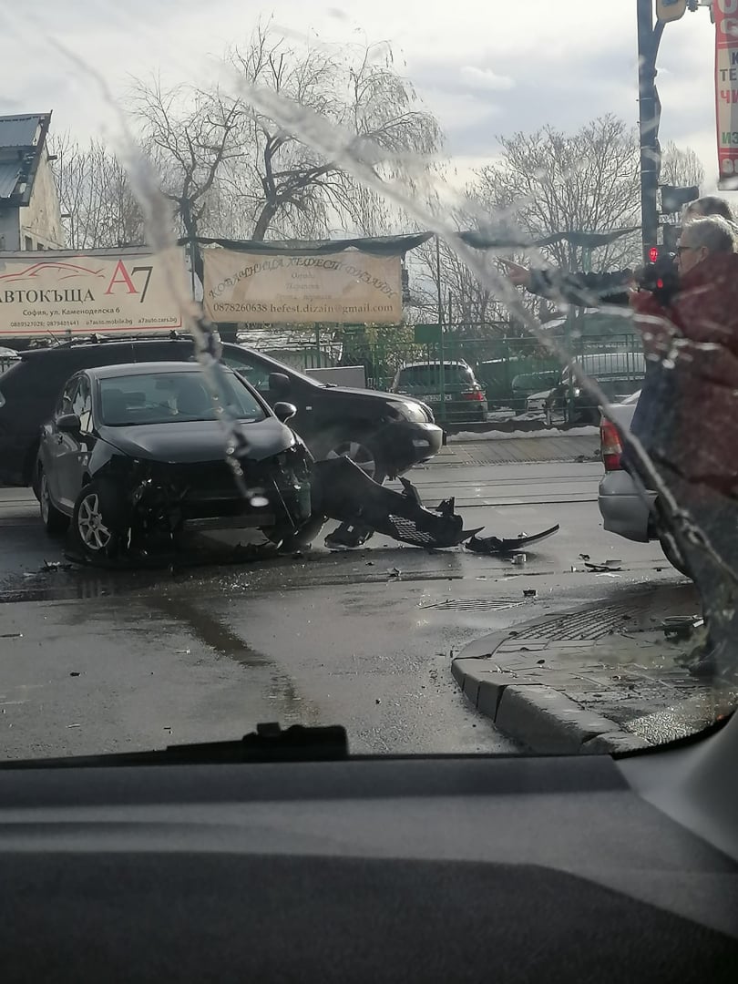 Първо в БЛИЦ! Жестоко меле в ж.к. "Орландовци" в София СНИМКИ