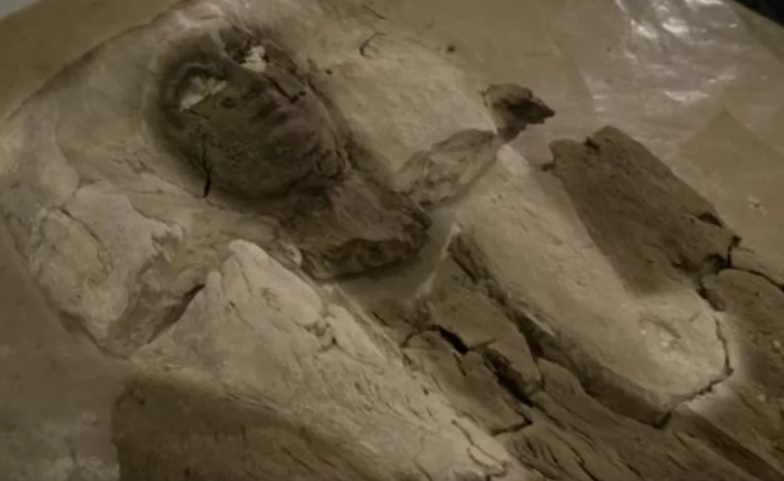 Странна мумия на непозната жена бе открита в египетска гробница
