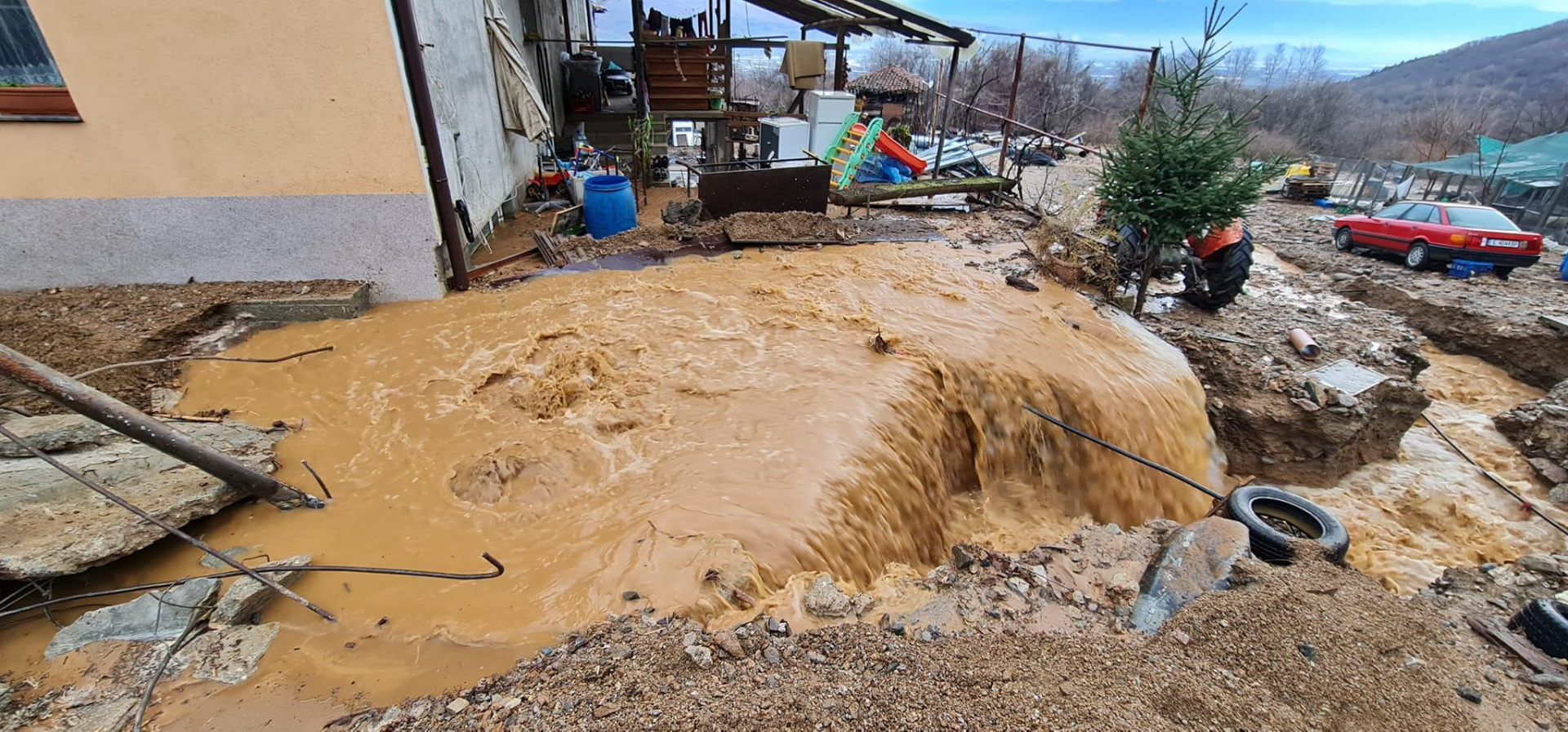 Страховито ВИДЕО от потопа в Каравелово, тежка нощ в бедстващите села