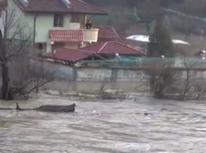 Още няколко общини обявиха бедствено положение, къщи са под вода ВИДЕО