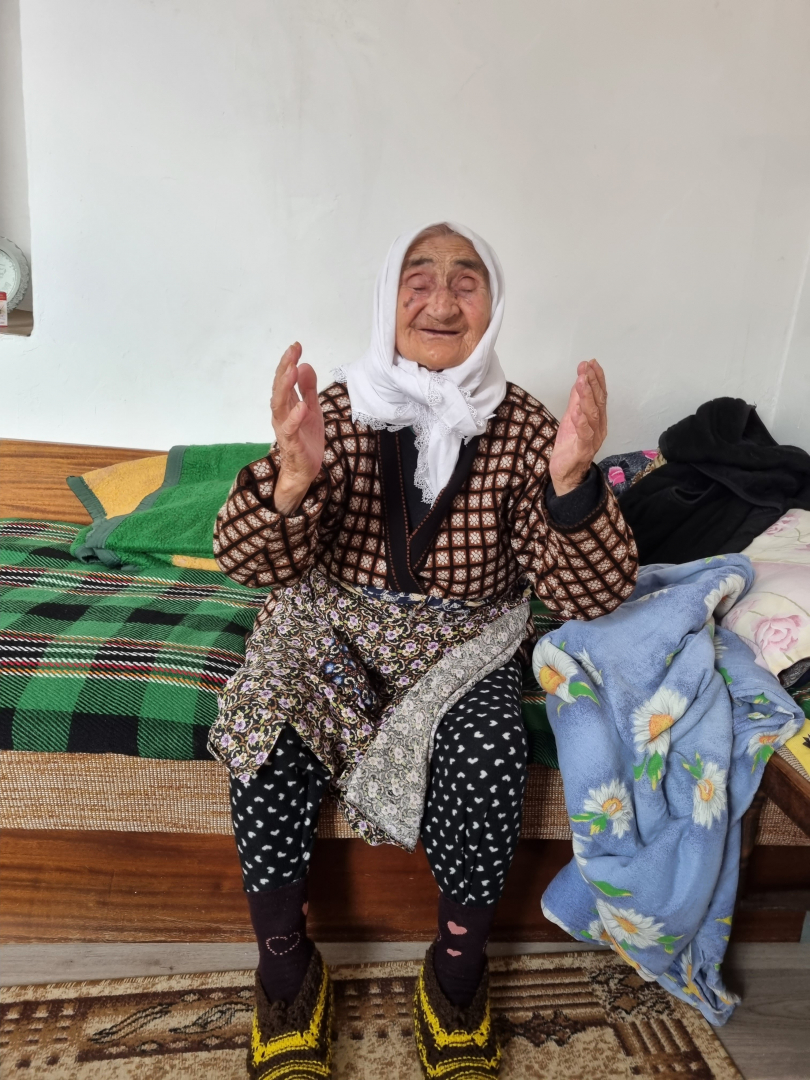 Баба Несибе от Езерово е на 100 години, пие по 10 кафета и никога не е ходила на лекар СНИМКИ