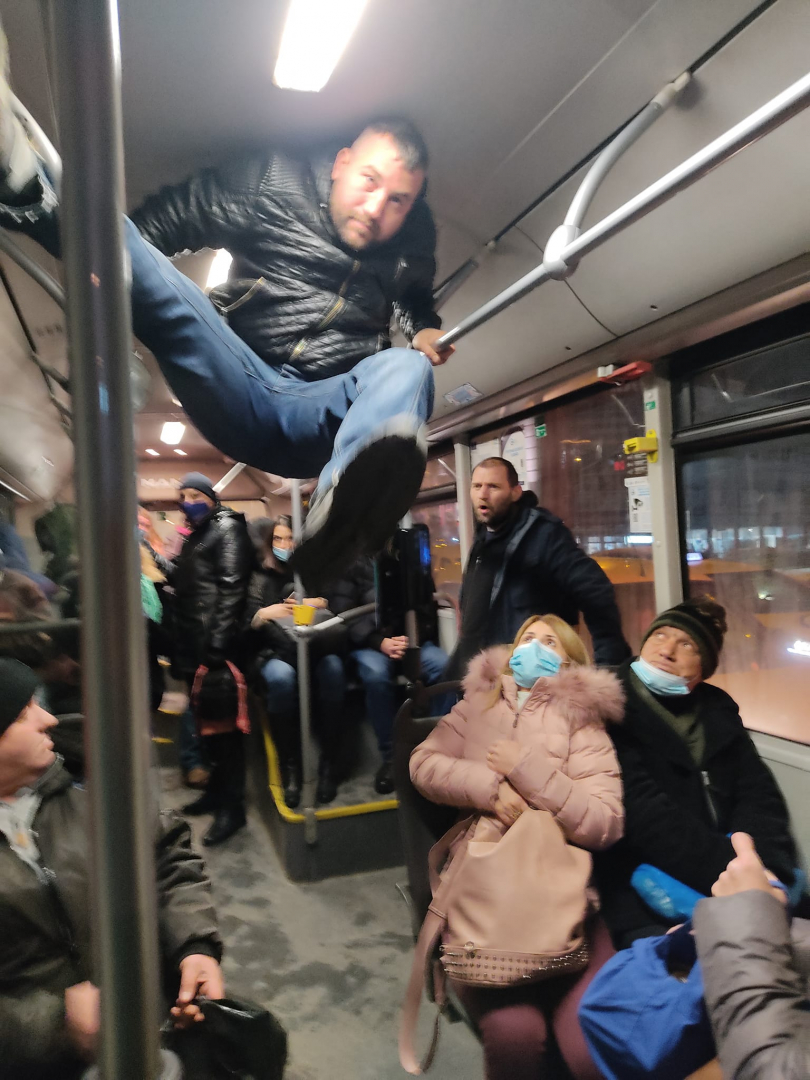 Пътници ужасени от простак без маска и изпълненията му в автобус 310 в София СНИМКА