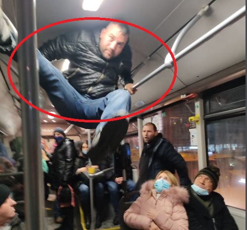 Пътници ужасени от простак без маска и изпълненията му в автобус 310 в София СНИМКА