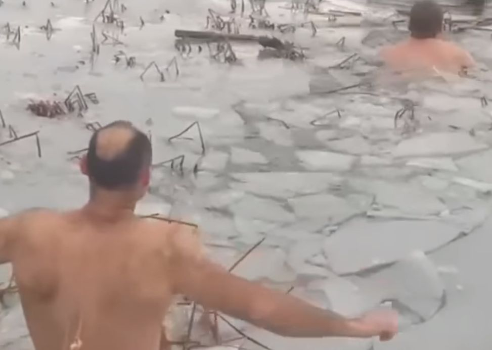 Полицаи наскачаха голи в замръзнало езерце, за да... ВИДЕО 