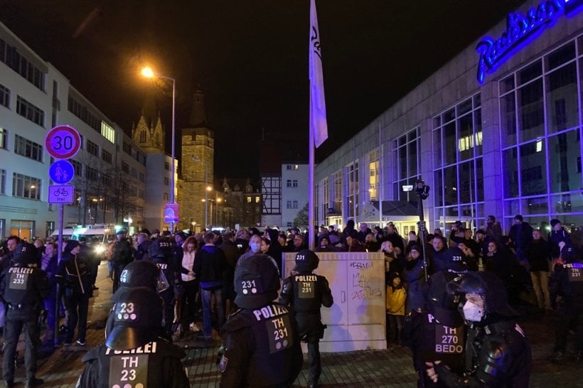 Напрежението ескалира! Протестиращи срещу К-19 мерките в сблъсък с полицията в германски град СНИМКИ