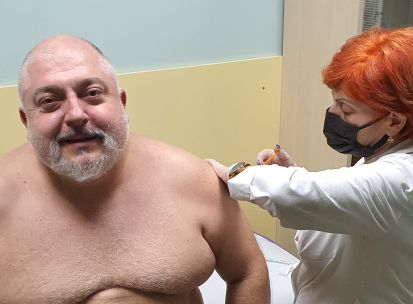 Ути Бъчваров се ваксинира срещу COVID-19 в ДКЦ „Софиямед“