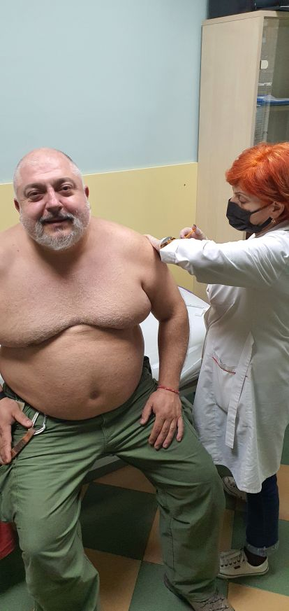 Ути Бъчваров се ваксинира срещу COVID-19 в ДКЦ „Софиямед“