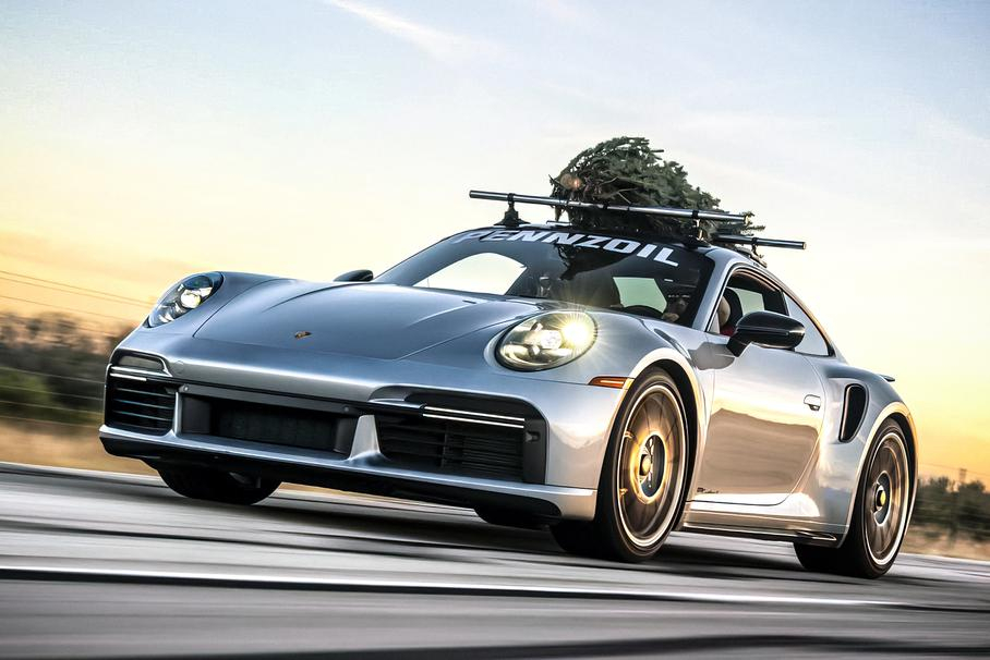Бясна скорост: Porsche се опита да счупи рекорда за превоз на коледна елха ВИДЕО