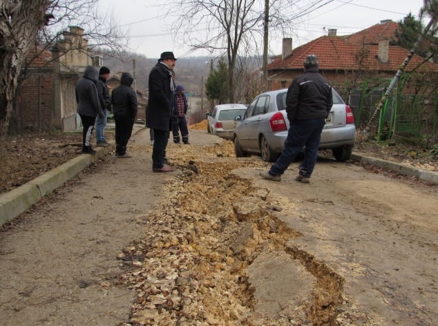 Русенски улици започнаха да лапат коли СНИМКИ