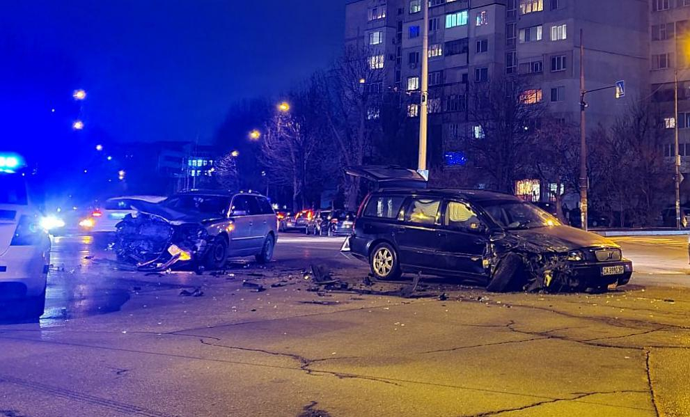 Верижна катастрофа затвори кръстовище в София