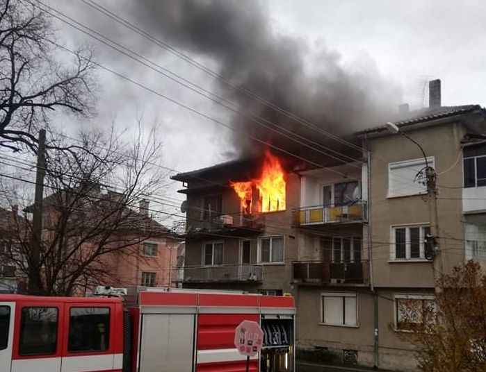 Огнен ад в Мездра: Жена загина под изгорял до пепел покрив ВИДЕО