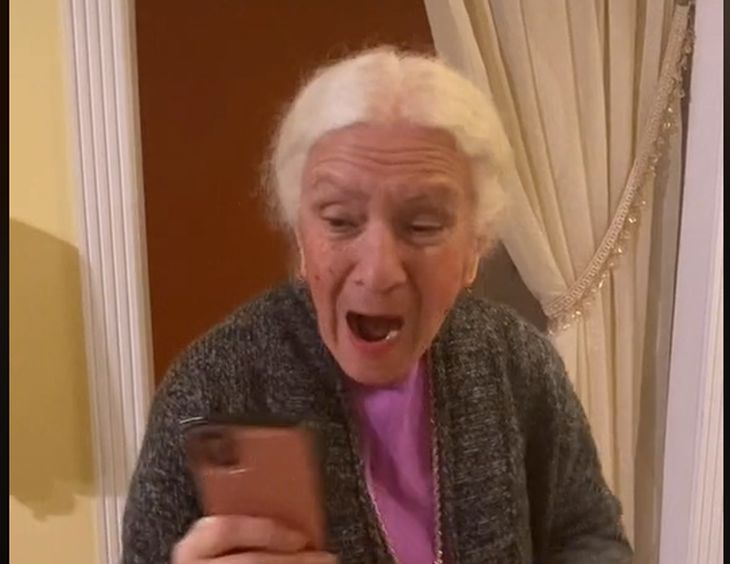Шок! Баба си пъхна телефона в гащите, засне най-милото си и го показа 18+