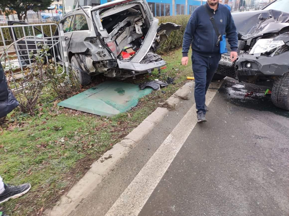 Зрелищни СНИМКИ и ВИДЕО от бруталната катастрофа в София, колите са неузнаваеми 