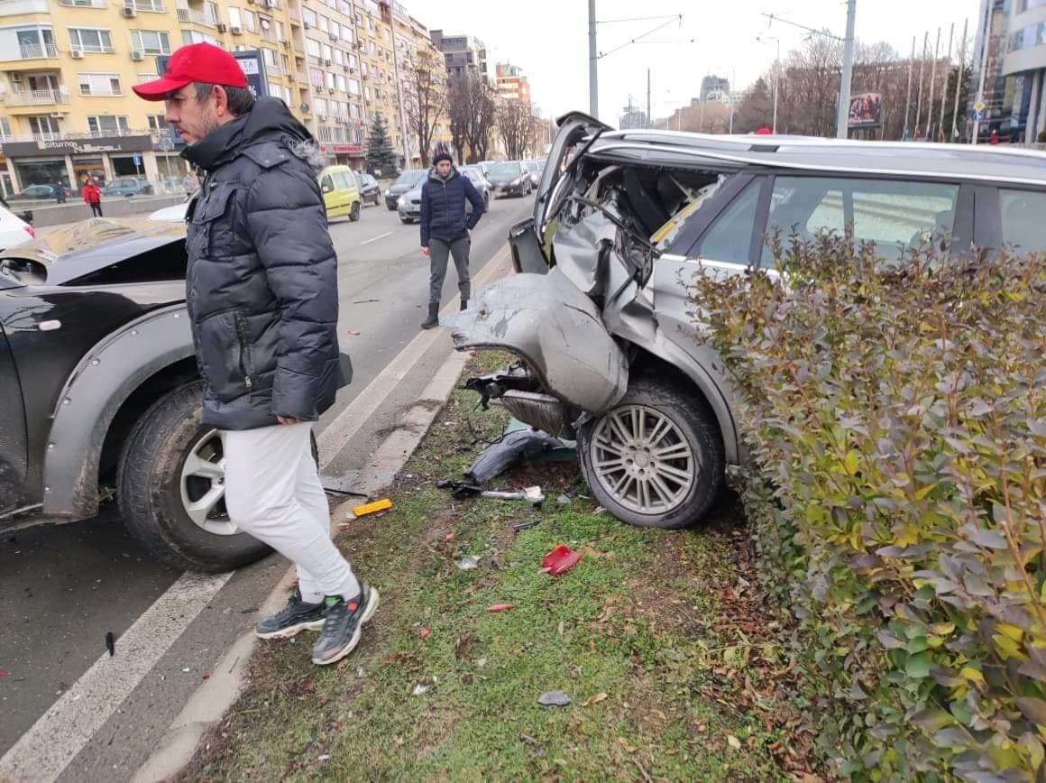 Зрелищни СНИМКИ и ВИДЕО от бруталната катастрофа в София, колите са неузнаваеми 