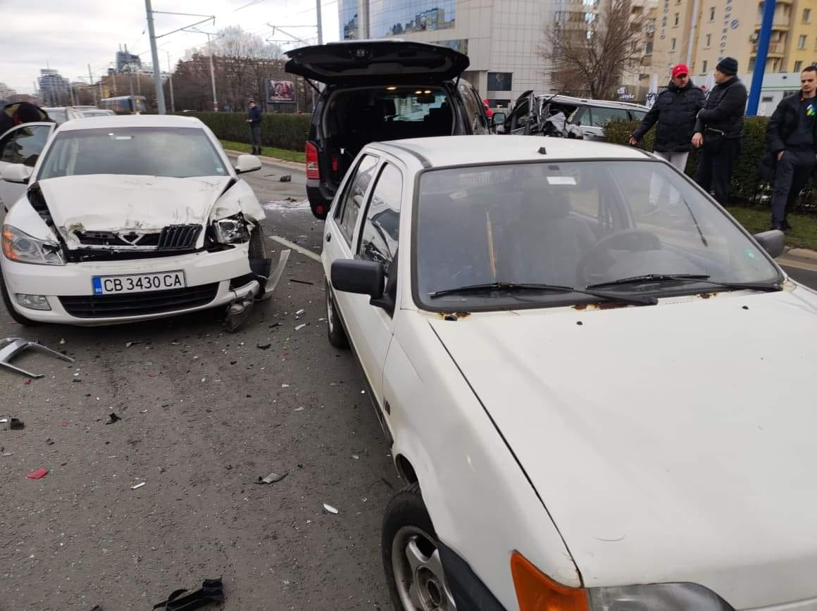 Зрелищни СНИМКИ и ВИДЕО от бруталната катастрофа в София, колите са неузнаваеми 