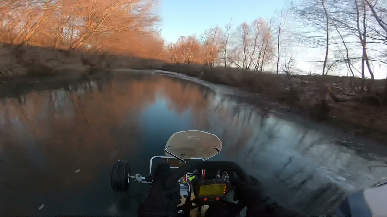 Пилот кара картинг по замръзнала река и му се случи случка ВИДЕО