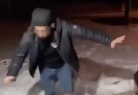 ВИДЕО запечата забавните опити на мъж да не падне на леда на улицата