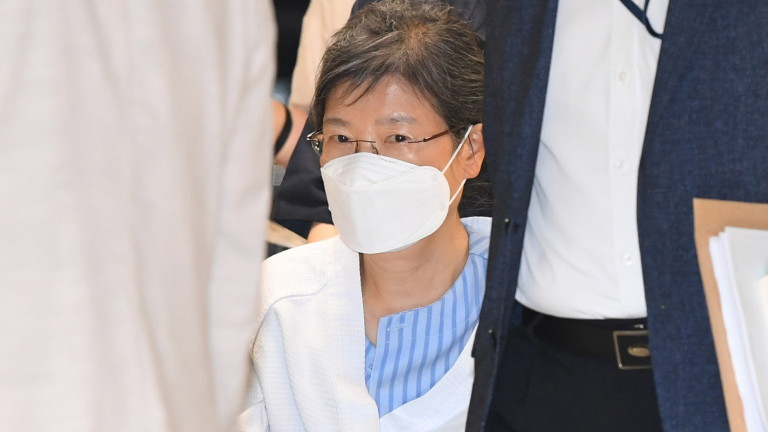 Помилват експрезиденката на Южна Корея, осъдена за корупция