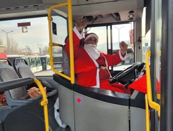 Дядо Коледа подработва в кризата, подкара рейс в Пловдив СНИМКА 