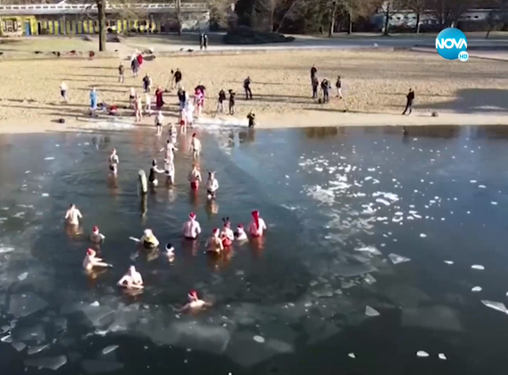 Десетки ентусиасти се изкъпаха в ледено езеро в Берлин