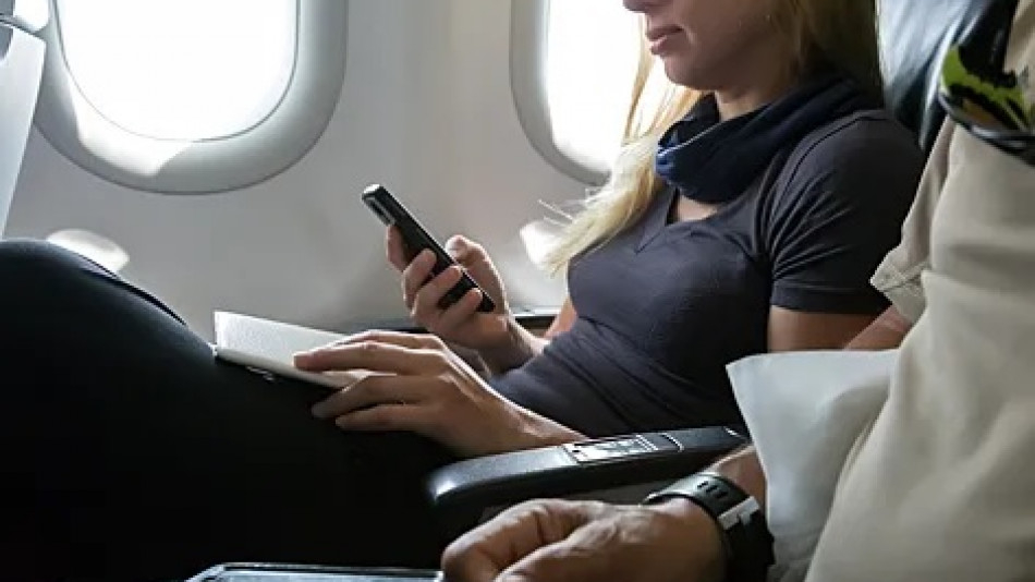 Внимание: Никога не поставяйте смартфона си на това място в самолета 