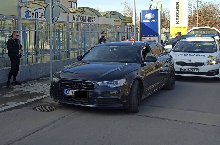 Екшън в Бургас! Две патрулки заклещиха известен крими герой, на мястото е и Мани от „Игри на волята”, защото... СНИМКИ