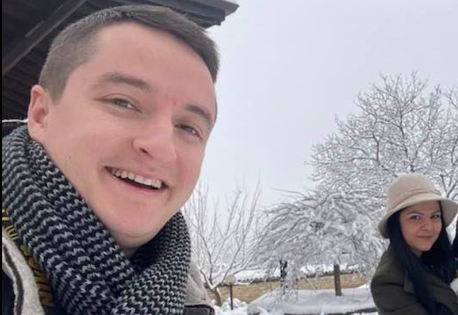 Ето как Явор Божанков се радва на снежната еуфория във Велико Търново СНИМКА