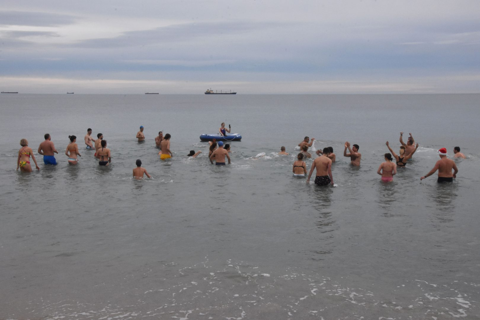 Ентусиасти! Новогодишно къпане в морето край Варна СНИМКИ 
