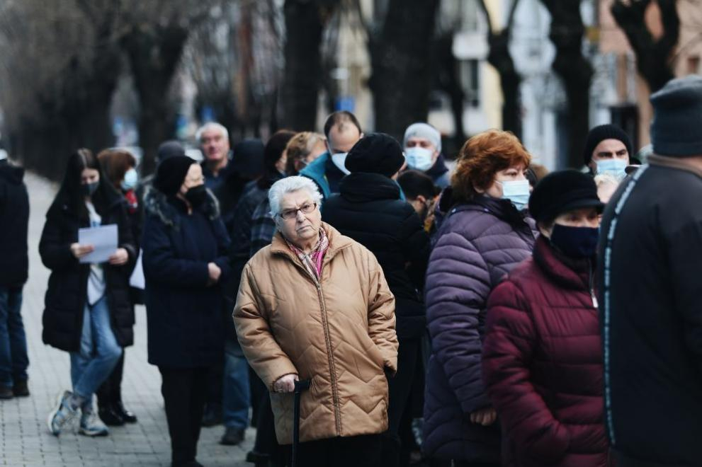 Огромна опашка от пенсионери пред „Пирогов“, възрастните в един глас: Гавра е...