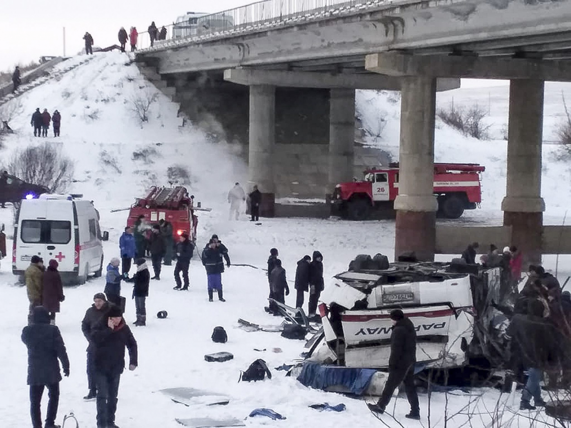 Огромна трагедия в Русия! Автобус полетя от железопътен мост и стана страшно СНИМКИ