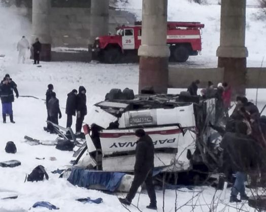 Огромна трагедия в Русия! Автобус полетя от железопътен мост и стана страшно СНИМКИ