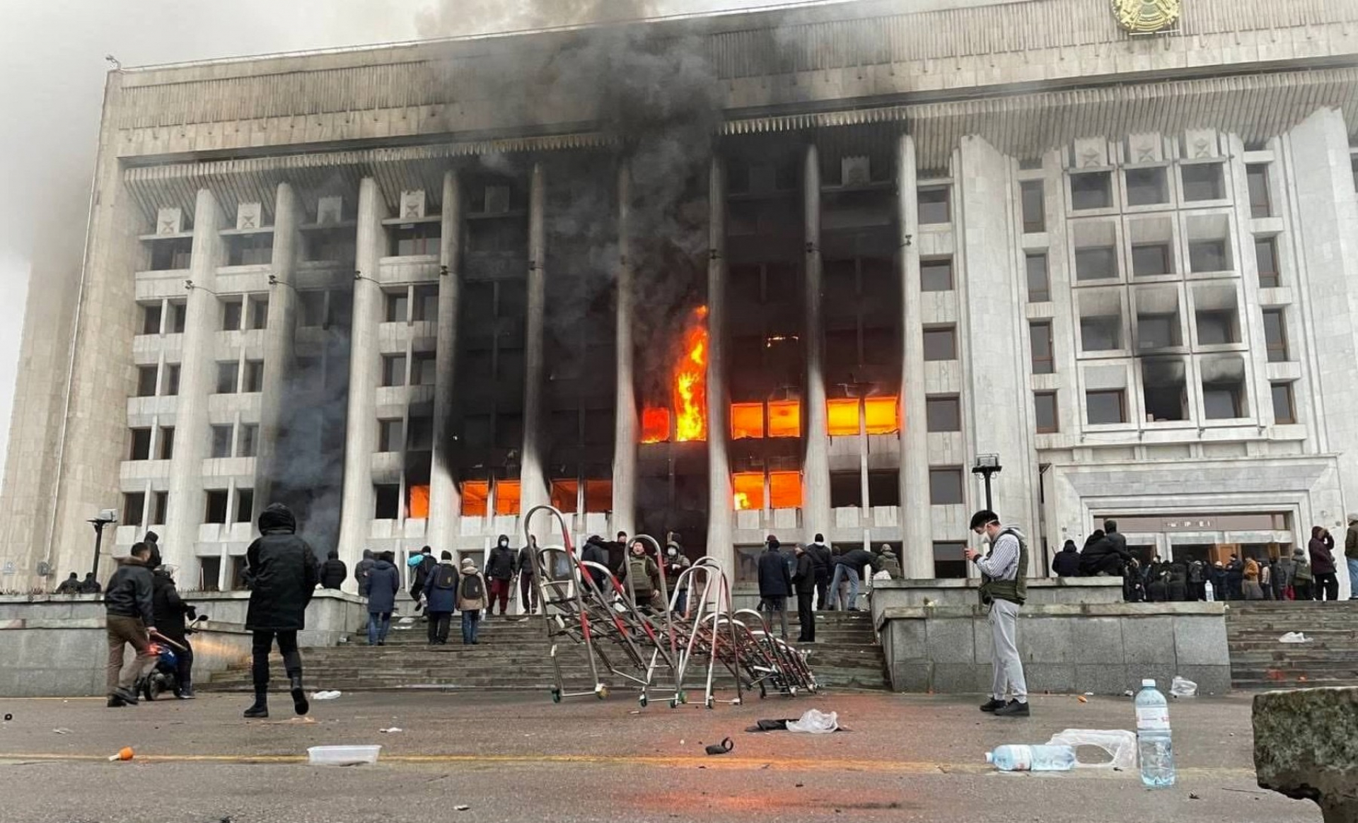 В Казахстан е страшно! Протестиращи щурмуваха резиденцията на президента, палят и грабят всичко по пътя си ВИДЕА 
