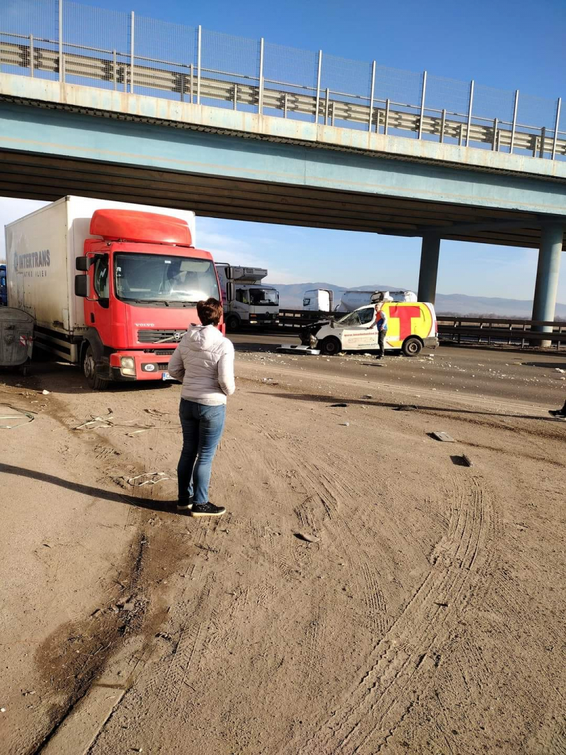 Първо в БЛИЦ! Меле между баничарка и тирове на Околовръстното на София СНИМКА