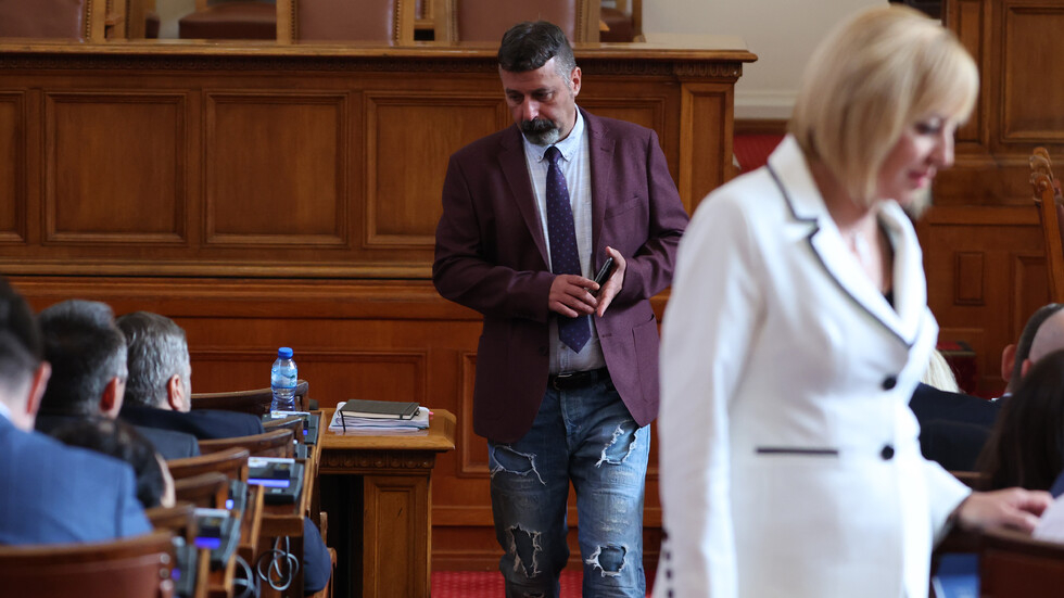 Тошко Йорданов пак стресна парламента със зловеща тениска ВИДЕО