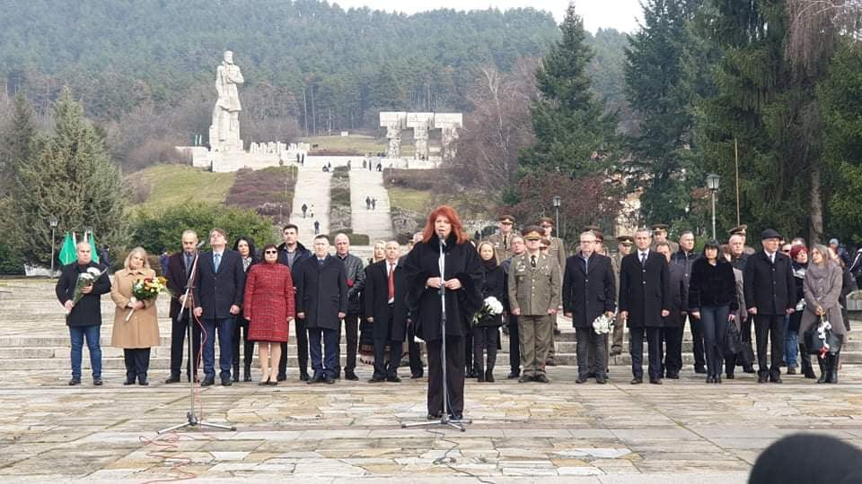 Стотици признателни българи сведоха глава пред великия Христо Ботев СНИМКИ