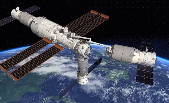 Роботизираната ръка на китайската космическа станция успешно прихвана и премести товарен кораб ВИДЕО