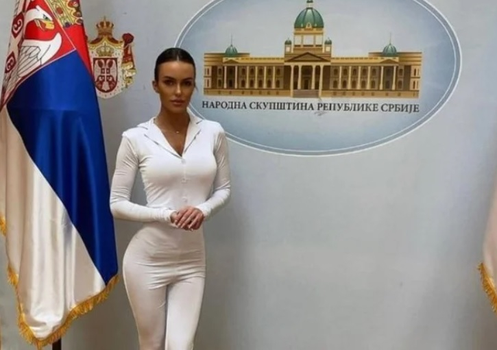 Не е депутат, не е и любовница - ето истината за красавицата в сръбския парламент СНИМКИ