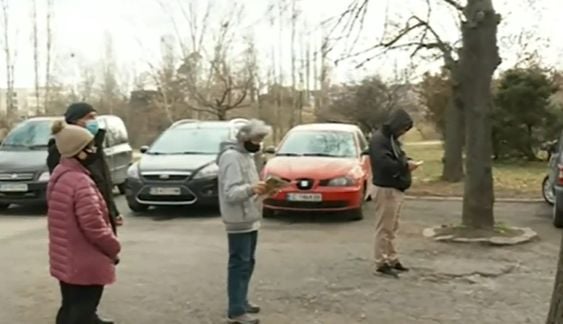 СНИМКИ показват невиждани опашки в София, всички се юрнаха да... ВИДЕО