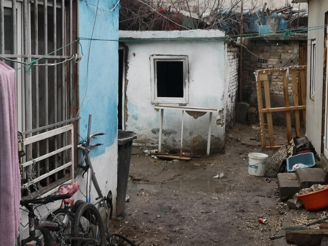 Само в БЛИЦ! Извънредна ситуация във Варна: Роми налитат на бой заради… ВИДЕО