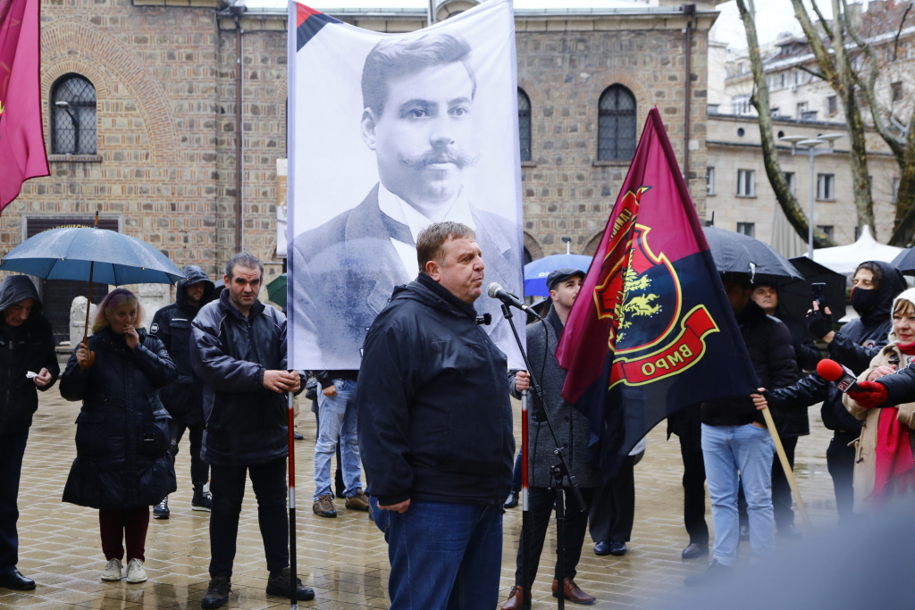 Каракачанов на протеста: Нас сега ни вали дъждът, но вас ще ви вали дъжд от камъни СНИМКИ