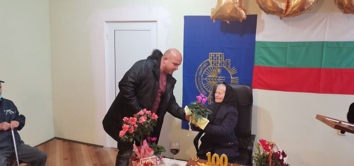 БЛИЦ TV: Цяло село се събра да празнува 100-г юбилей на близка роднина на Мария Цънцарова