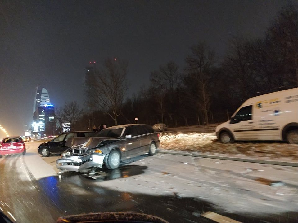 Страшна поледица в София доведе до верижно меле с 5 коли на "Цариградско" ВИДЕО