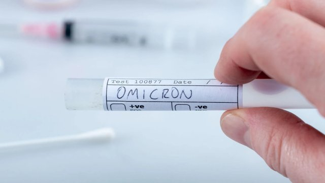 Учени прогнозират рязък спад на заразените с Омикрон във Великобритания и САЩ