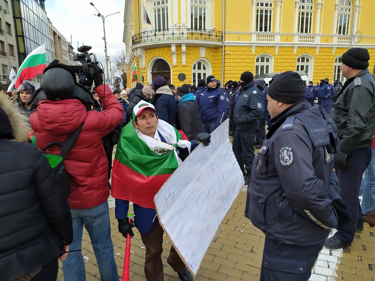 Протестиращи щурмуват НС, полицията ги отблъсква, има колабирали, а Мангъров хремав зове за... ВИДЕО/СНИМКИ