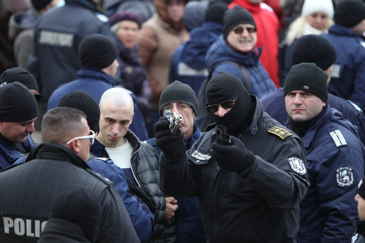 На COVID протеста става все по-напечено, а един участник смая всички! Култови СНИМКИ